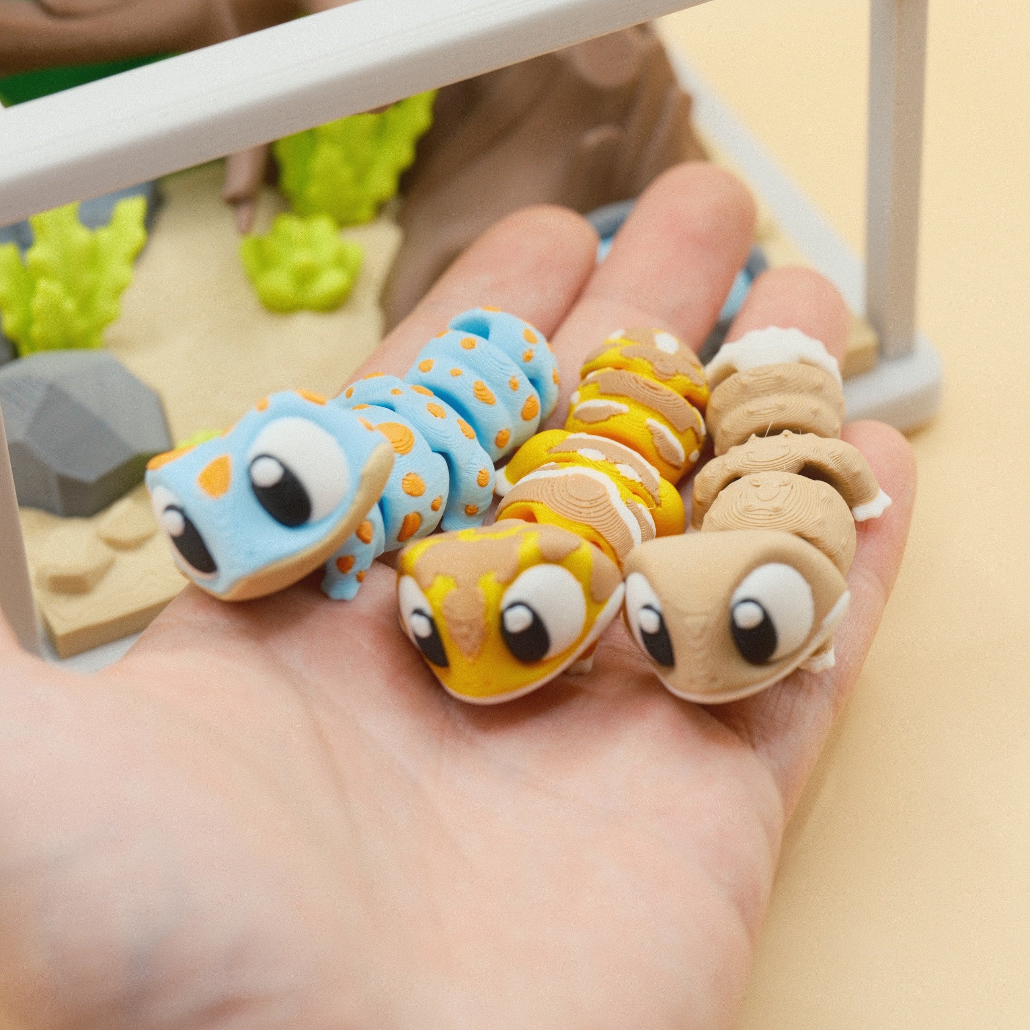 69128a9eaba6d113bfcf572d_gecko-toy-set-3_1764335804071.jpg