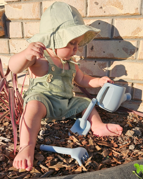 69a53347e6f476195c1e68ac_lil-finch-watering-can-set_1780888556621.png