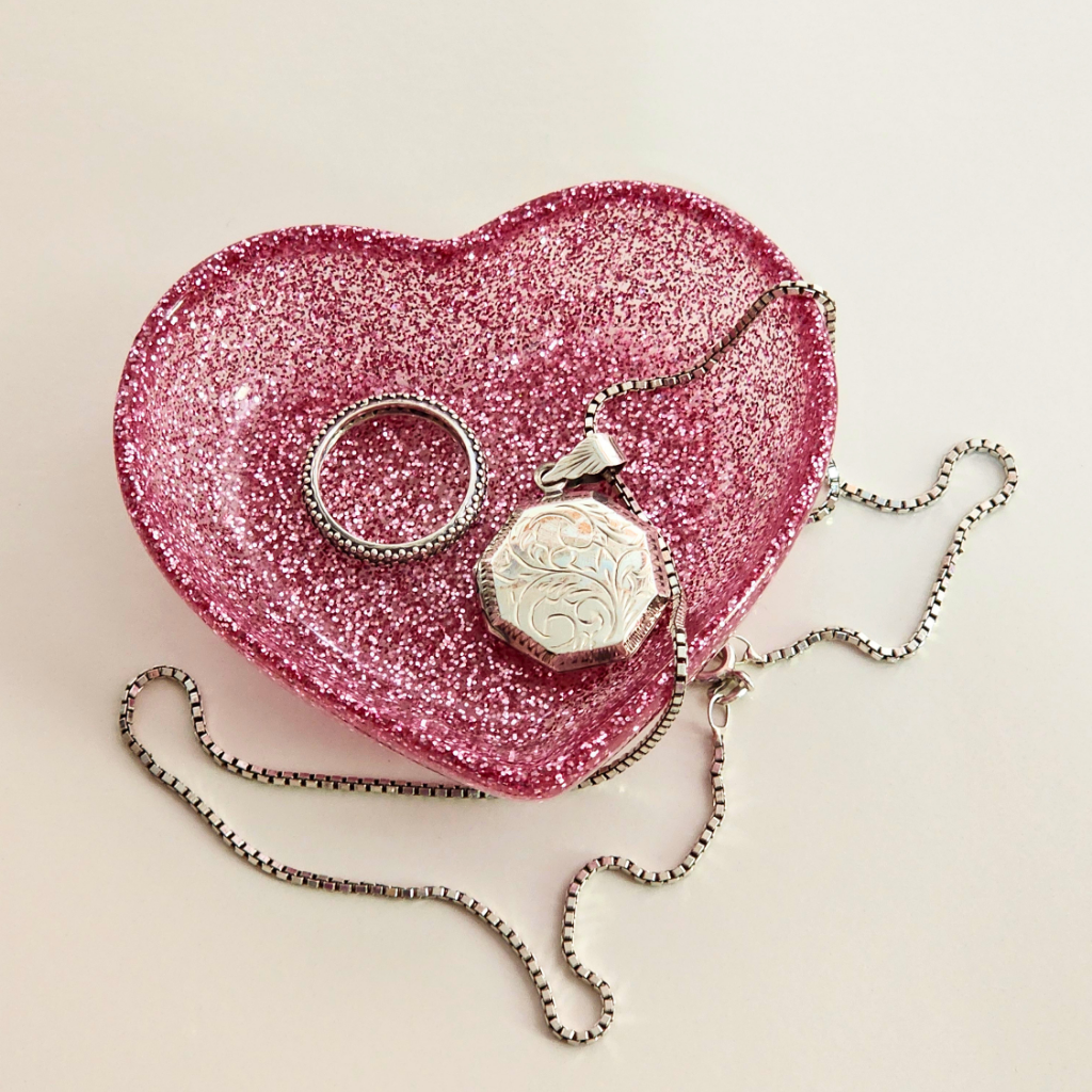 69a53347e6f476195c1e68ac_pink-heart-trinket-dish_1787046239356.png