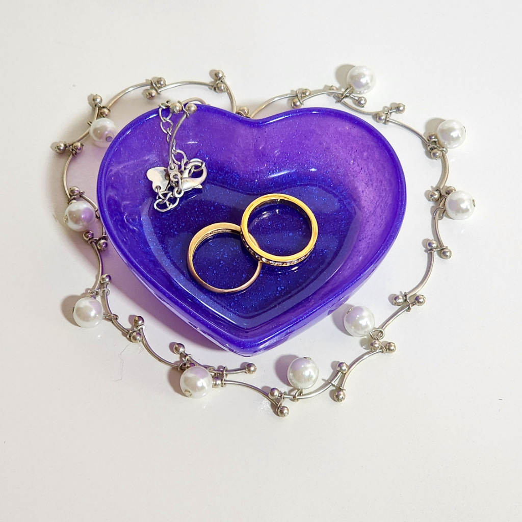 69a53347e6f476195c1e68ac_purple-blue-heart-trinket-dish_1787046434282.png